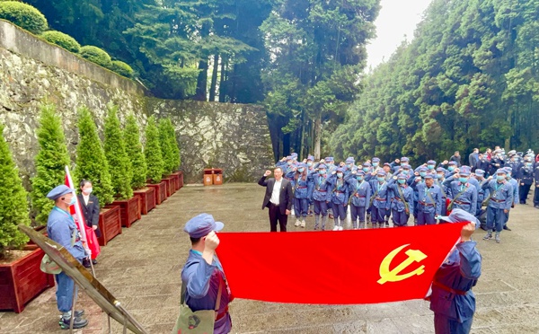 南昌市政建設(shè)集團組織黨員干部上井岡山開展黨史學(xué)習(xí)教育6004.jpg