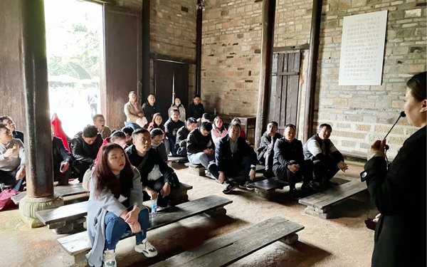 南昌市政建設(shè)集團組織黨員干部上井岡山開展黨史學(xué)習(xí)教育6007.jpg