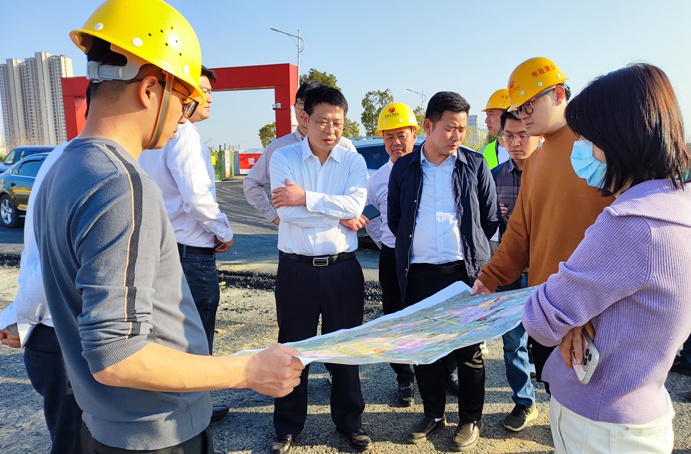 市政公用集團(tuán)劉順保到朱橋東路項(xiàng)目、昌東三路項(xiàng)目、秦坊安置房項(xiàng)目調(diào)研