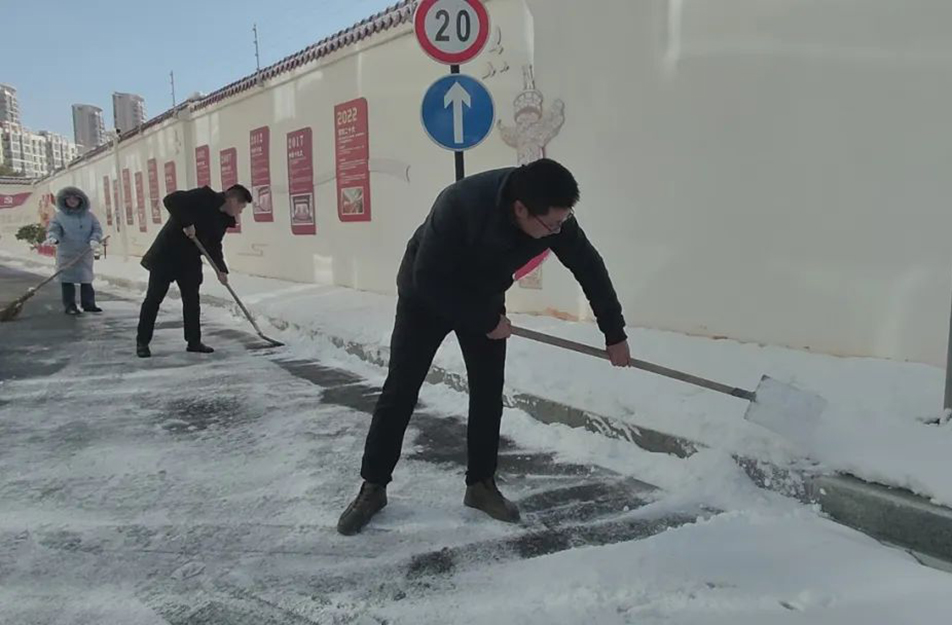 南昌市政建設(shè)集團(tuán)黨員開展鏟雪除冰志愿服務(wù)活動(dòng)
